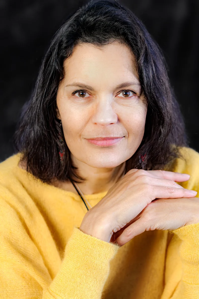 A portrait of Anne Barandon, actress, photographed by Guillaume Louyot - Onickz Artworks for Videbook